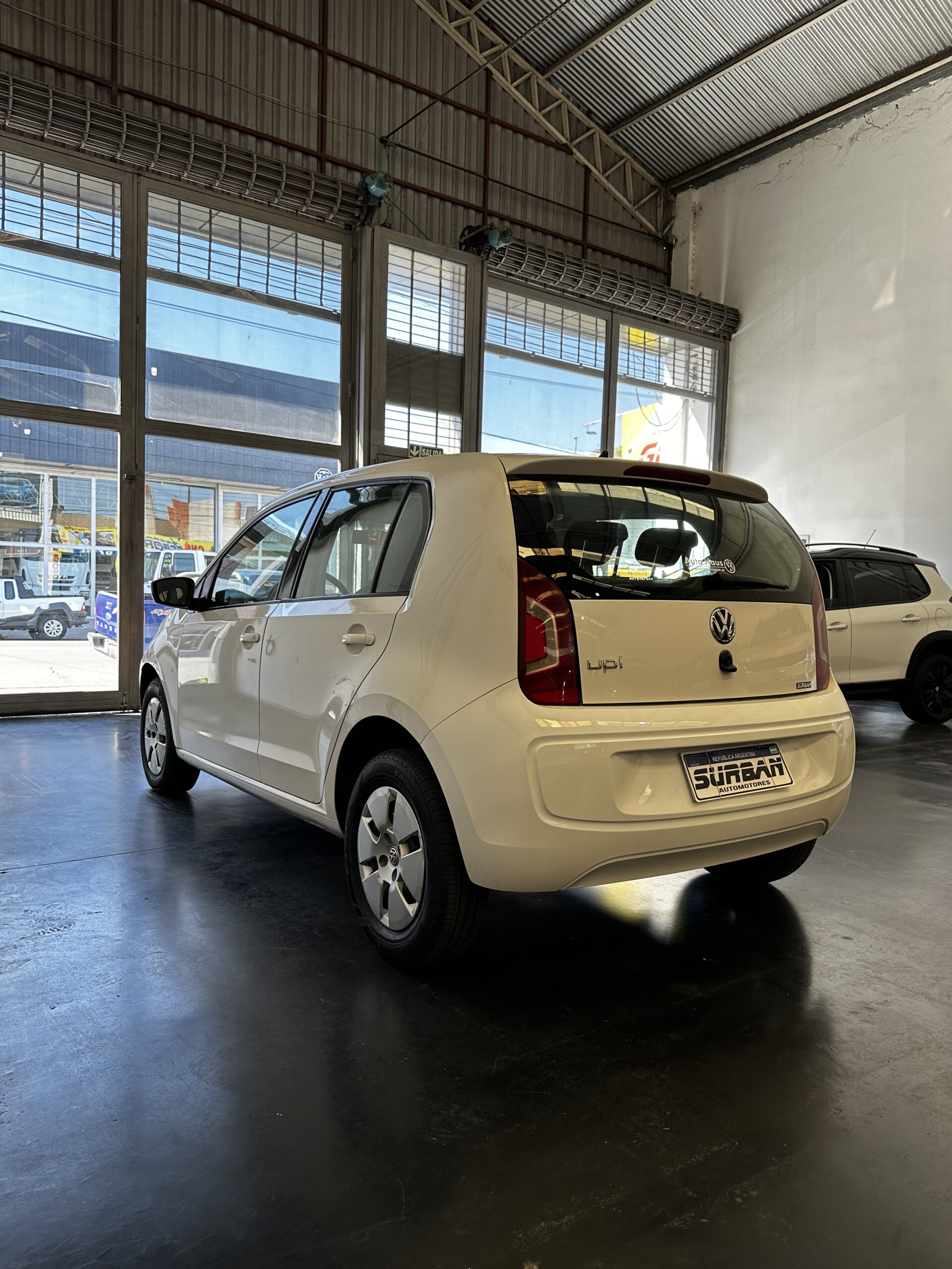 
								Volkswagen UP 1.0 Move 5p full									