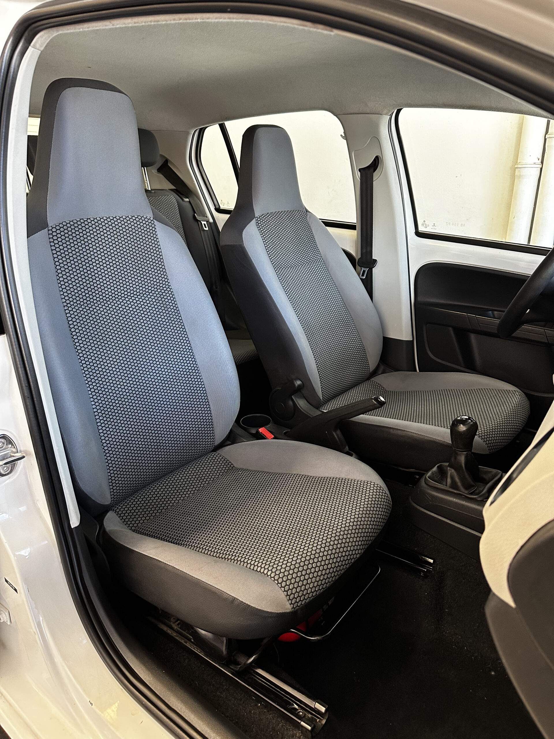 
								Volkswagen UP 1.0 Move 5p full									