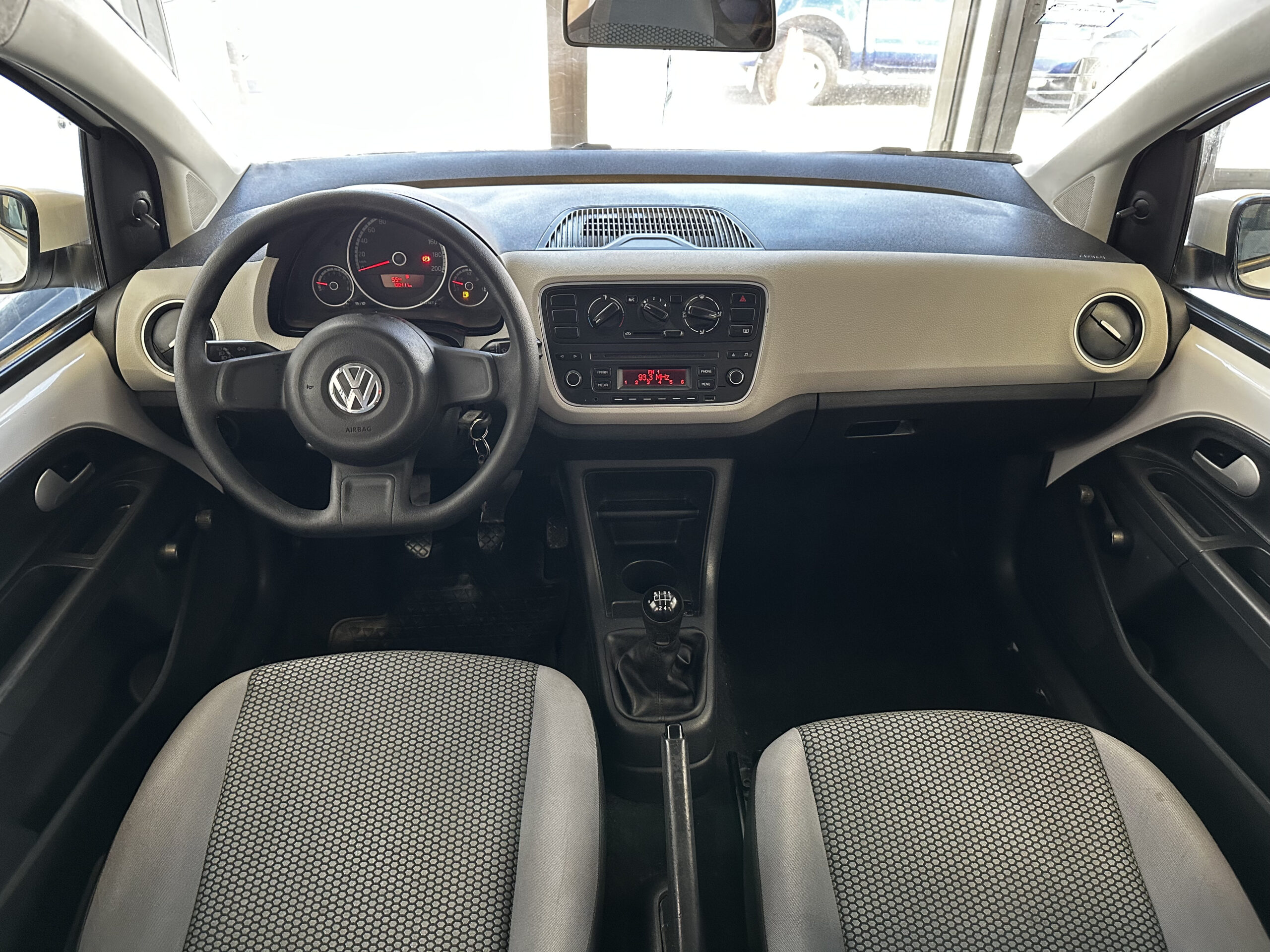 
								Volkswagen UP 1.0 Move 5p full									
