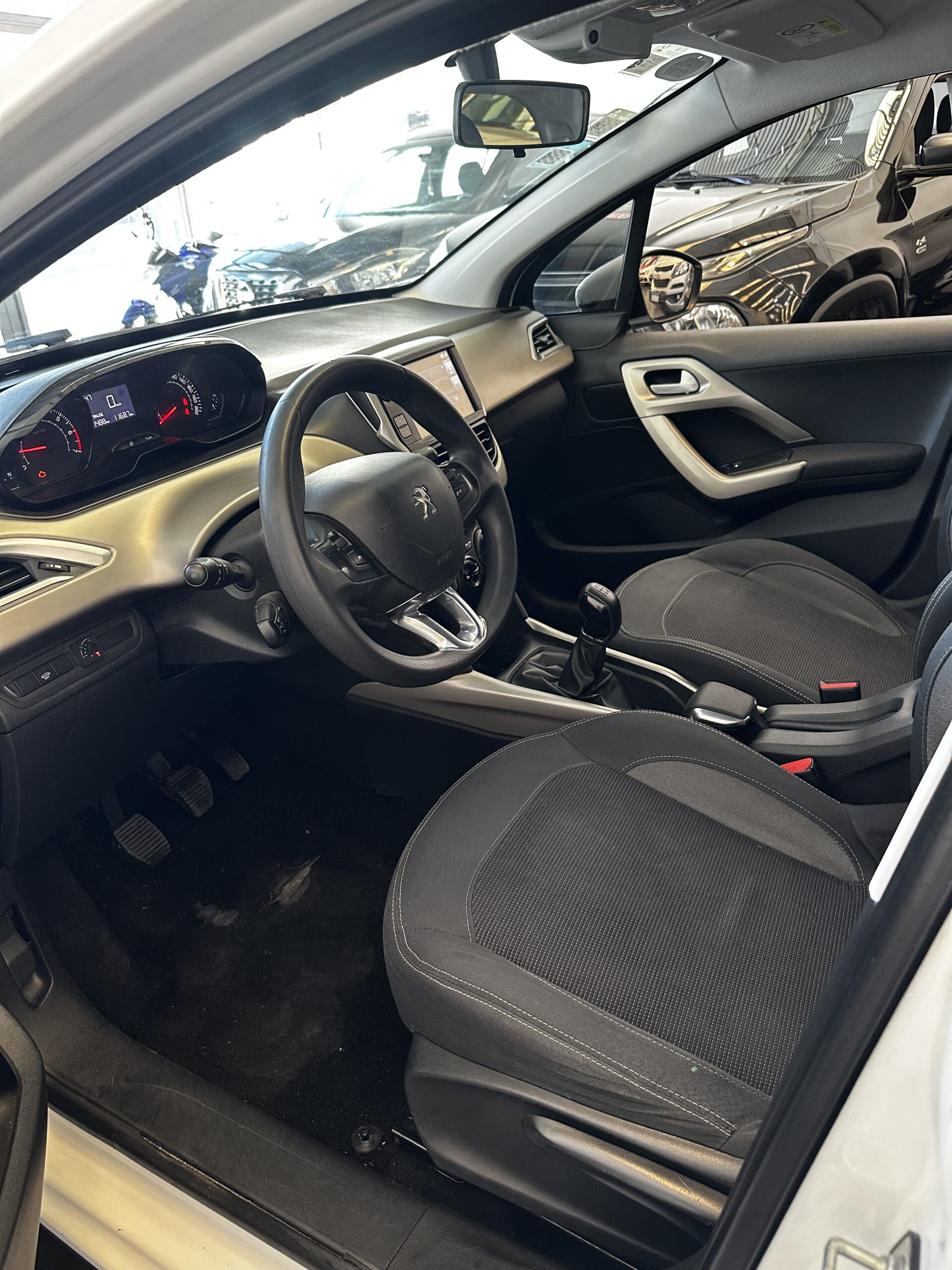 
								PEUGEOT 2008 Allure 1.6 GNC full									