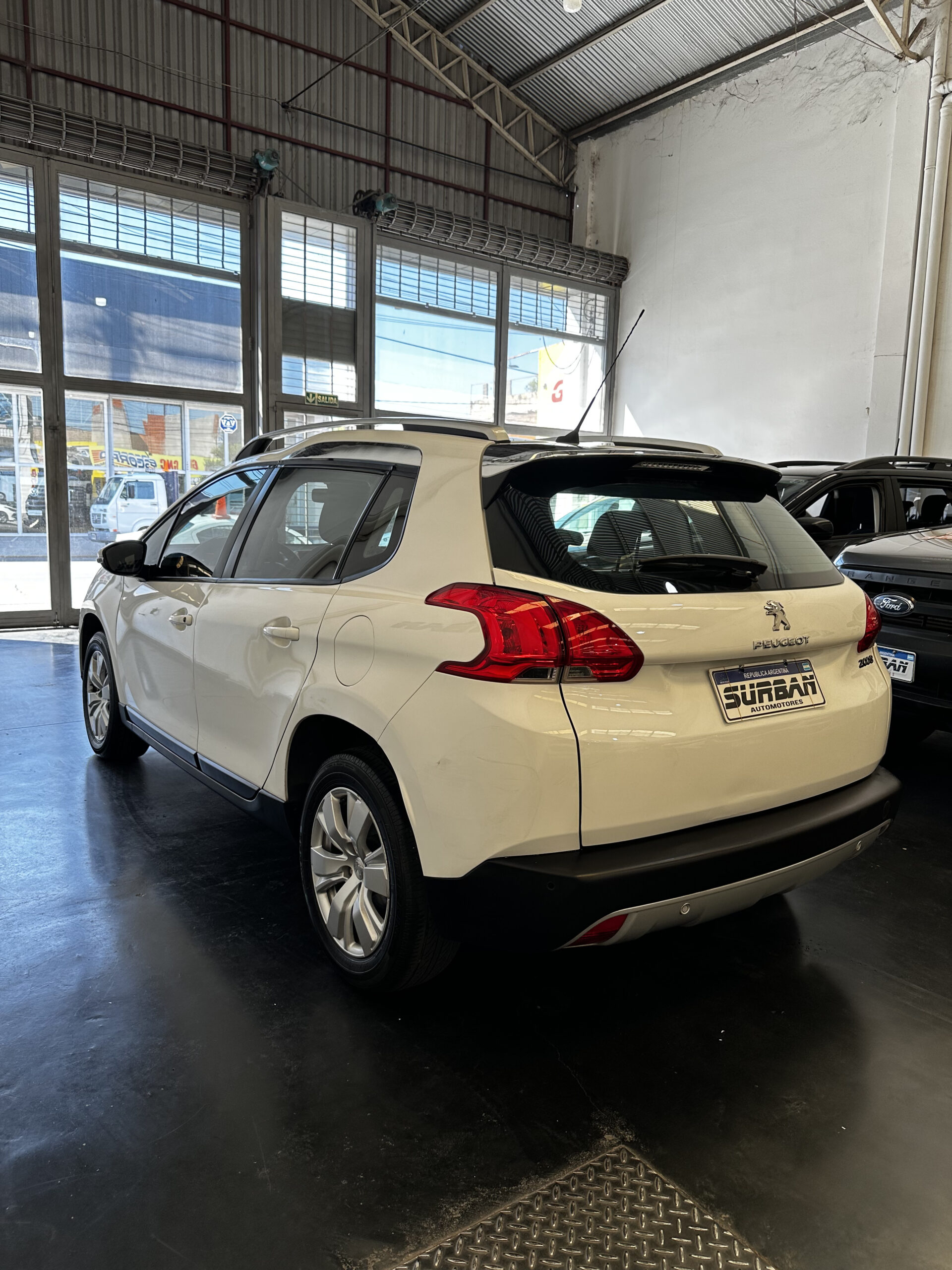 
								PEUGEOT 2008 Allure 1.6 GNC full									