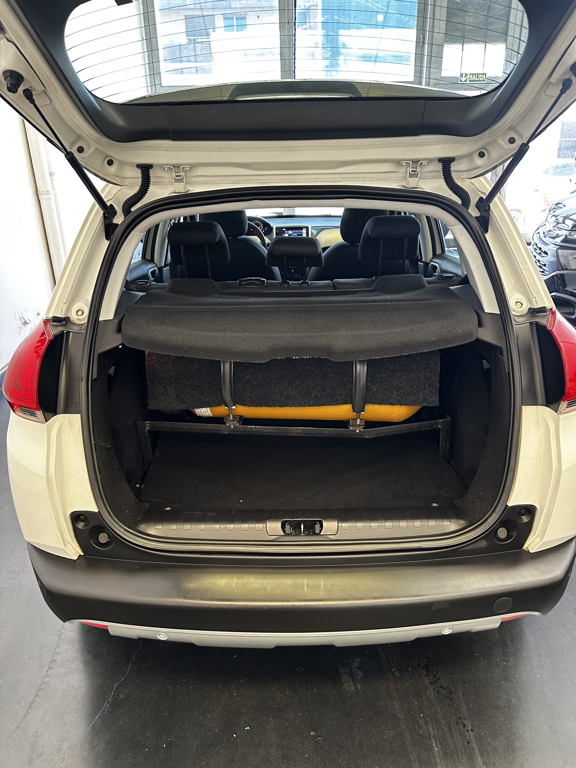 
								PEUGEOT 2008 Allure 1.6 GNC full									