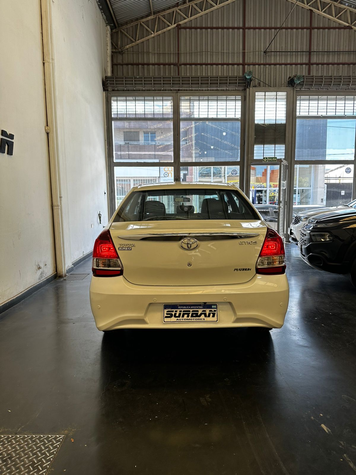 
								Toyota Etios 1.5 4p full									