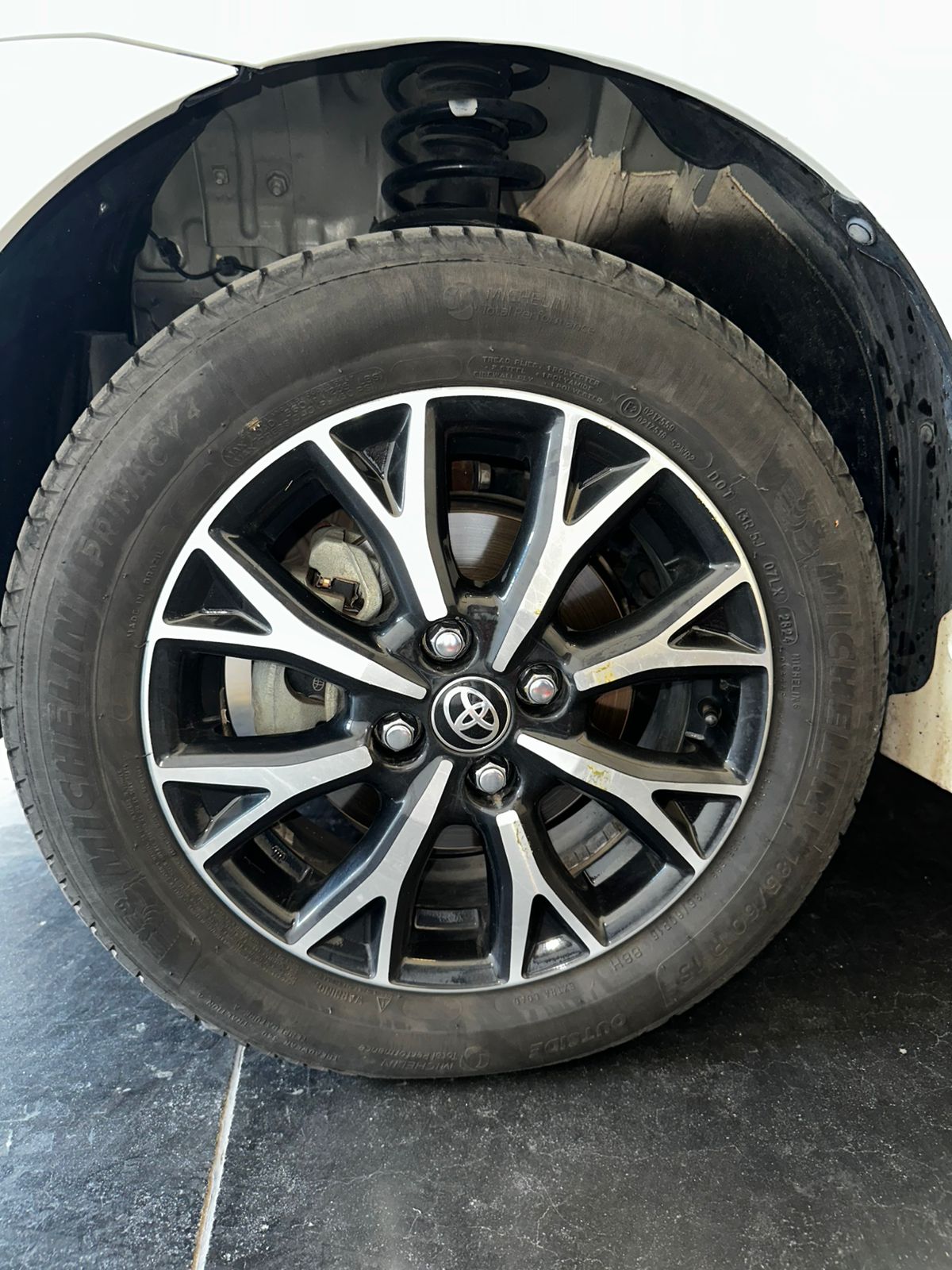 
								Toyota Etios 1.5 4p full									