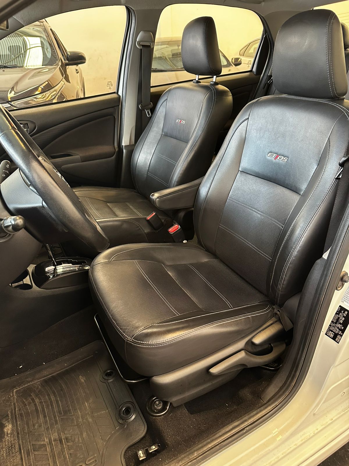 
								Toyota Etios 1.5 4p full									