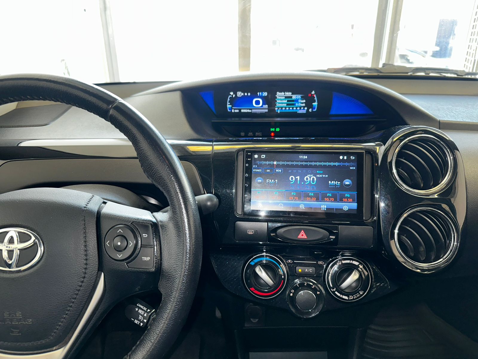 
								Toyota Etios 1.5 4p full									